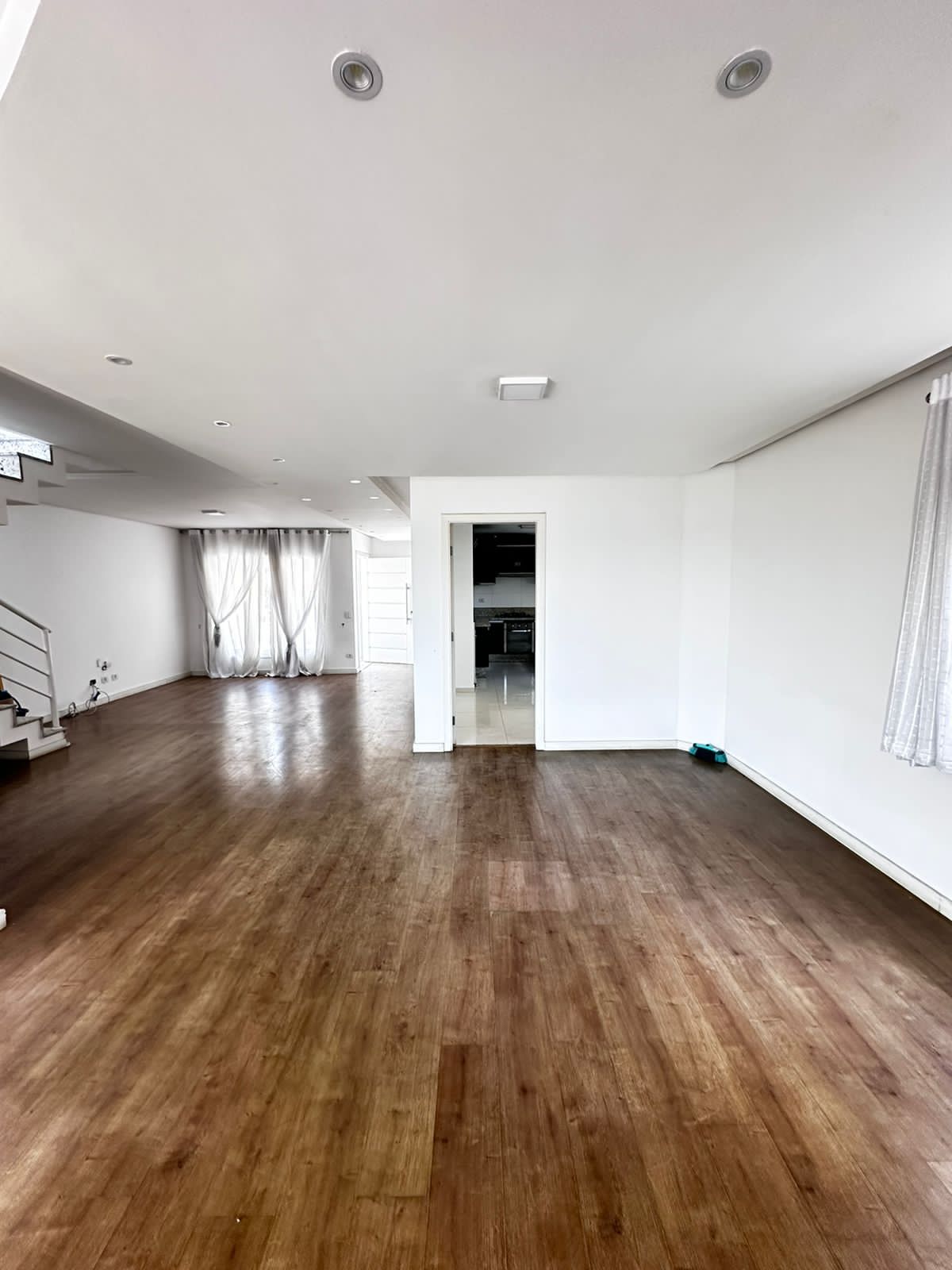 Casa com 4 suites e 8 banheiros, 311m2 a venda ou locação localizada no condomínio Aruja V em Arujá-SP