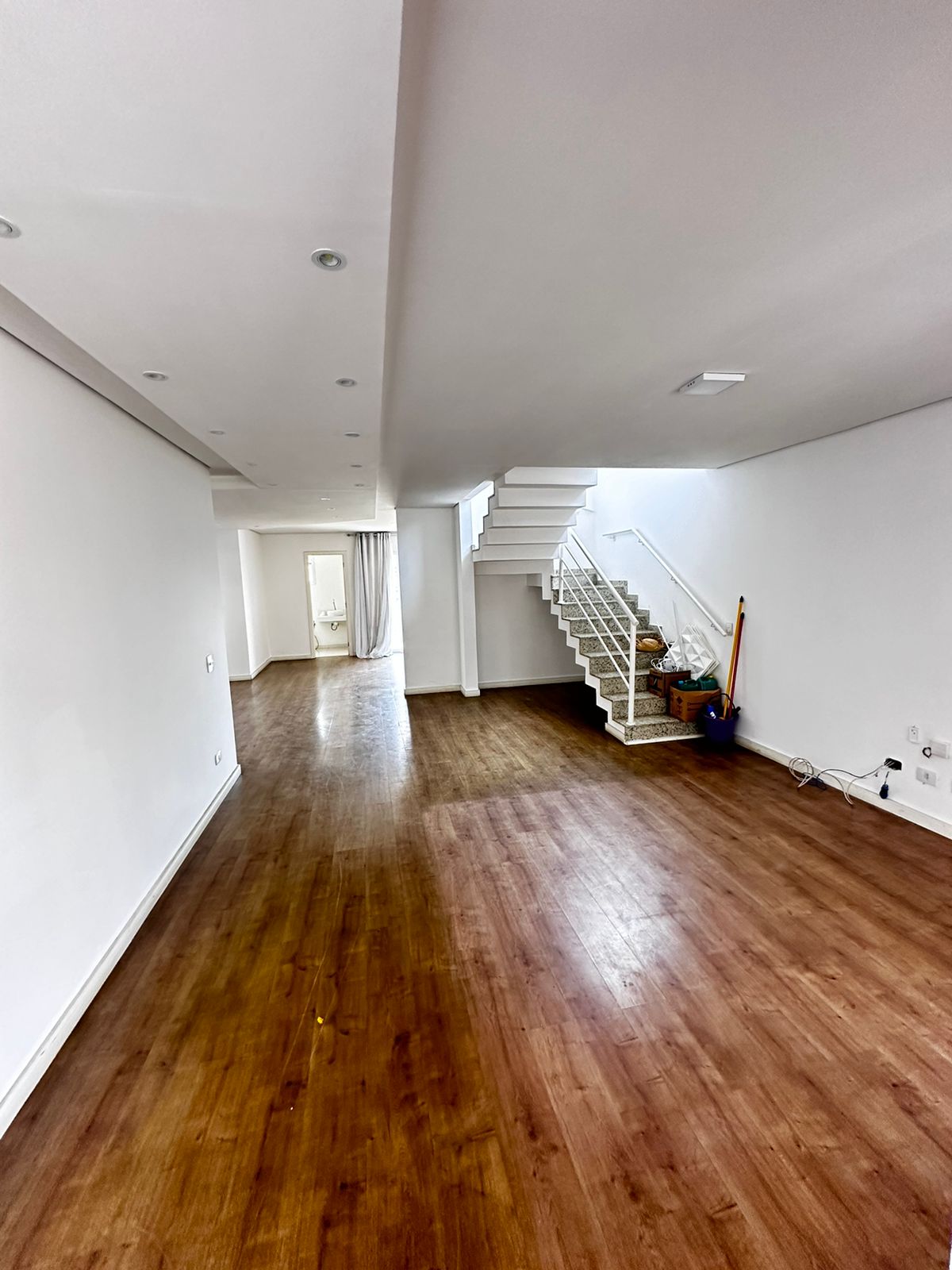 Casa com 4 suites e 8 banheiros, 311m2 a venda ou locação localizada no condomínio Aruja V em Arujá-SP