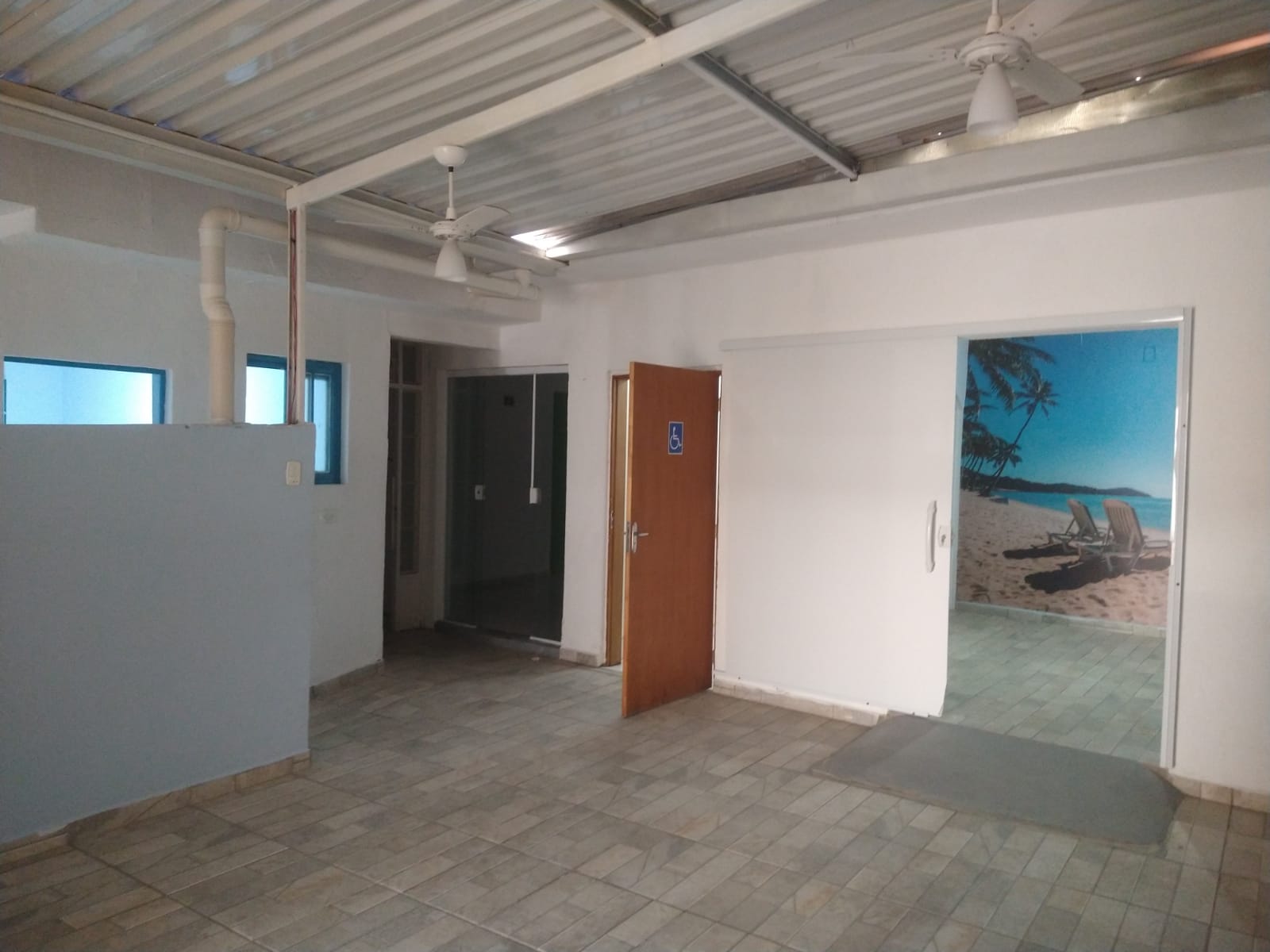Salão comercial localizado no centro da cidade de Arujá-SP