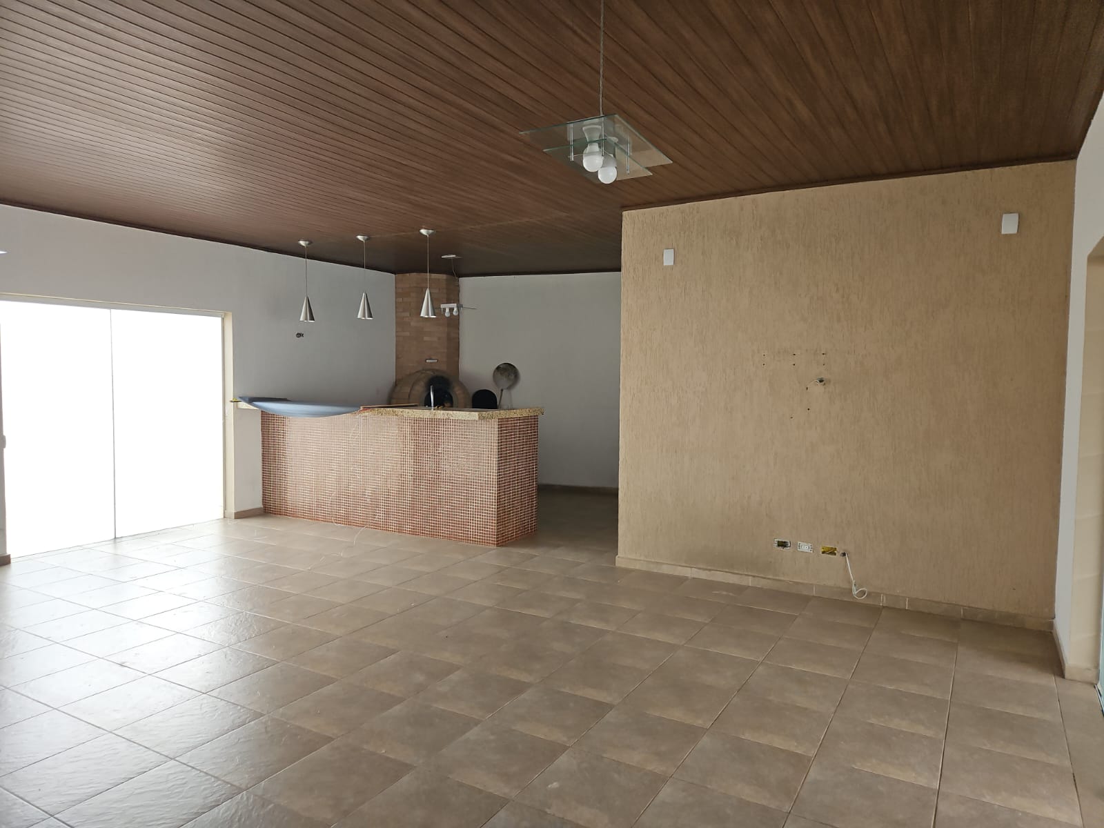 Salão comercial localizado no bairro Fontes em Arujá-SP !