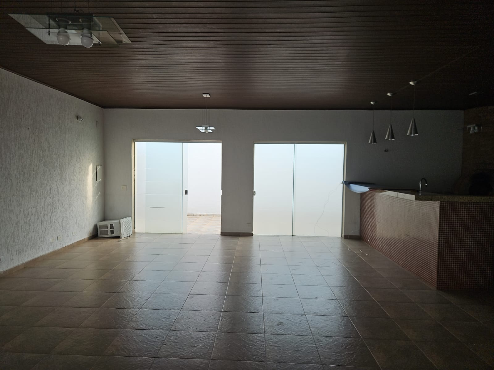 Salão comercial localizado no bairro Fontes em Arujá-SP !
