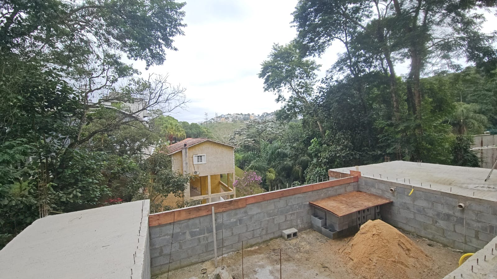 Casa a venda ou locação com 4 quartos e 6 banheiros a venda, 400m2 - Condomínio Hills III em Arujá-SP