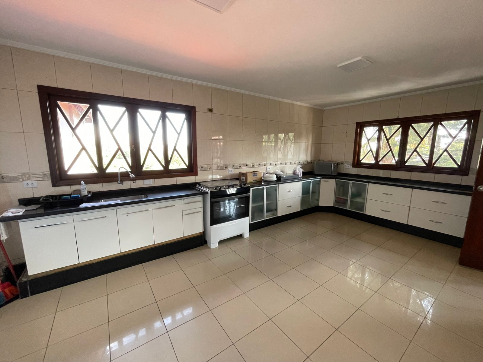 Chacara com 3 quartos e 4 banheiros, a venda, 1690m2 Jardim Aruja, Arujá-SP
