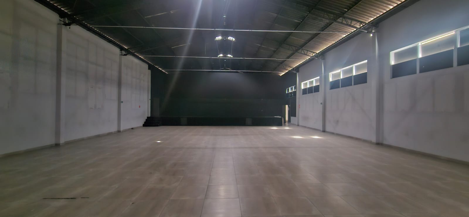 Aluga salão em Arujá/SP - Excelente Ponto Comercial