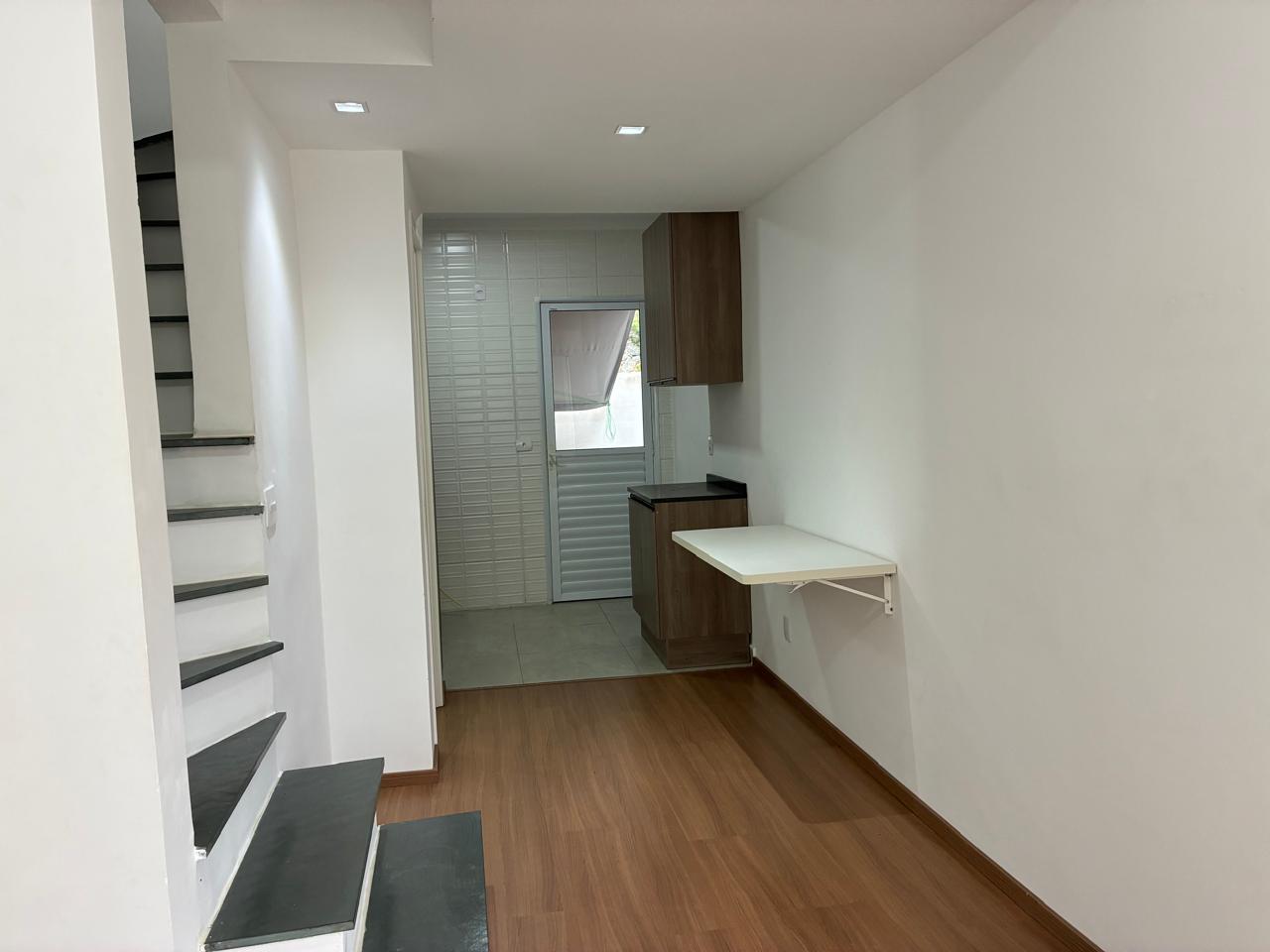 Casa com 2 quartos e 2 banheiros para locação, 70m2 - Centro residencial - Arujá-SP