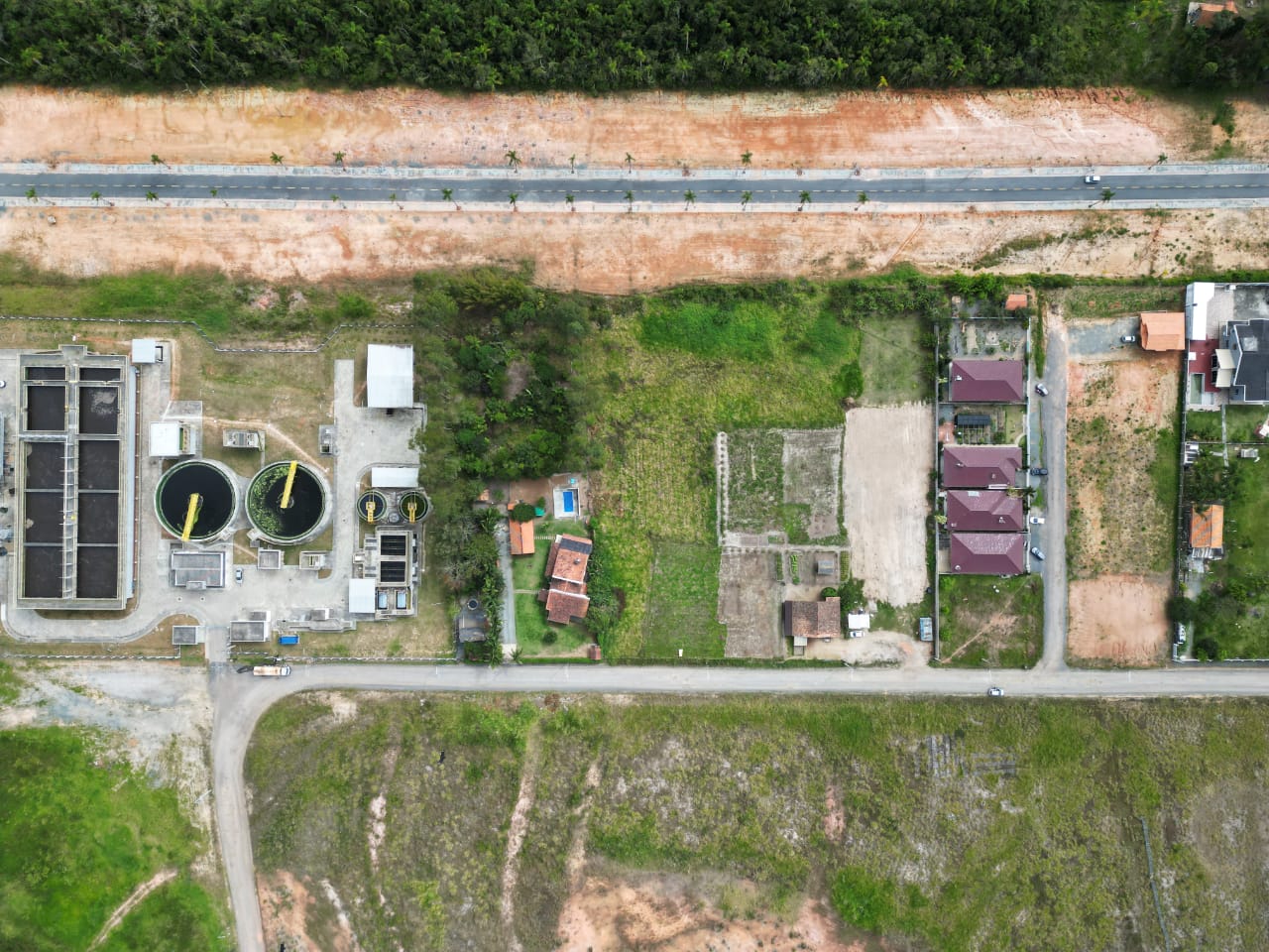 Terreno MURADO próximo ao Museu Oceanográfico e Komprão - Piçarras
