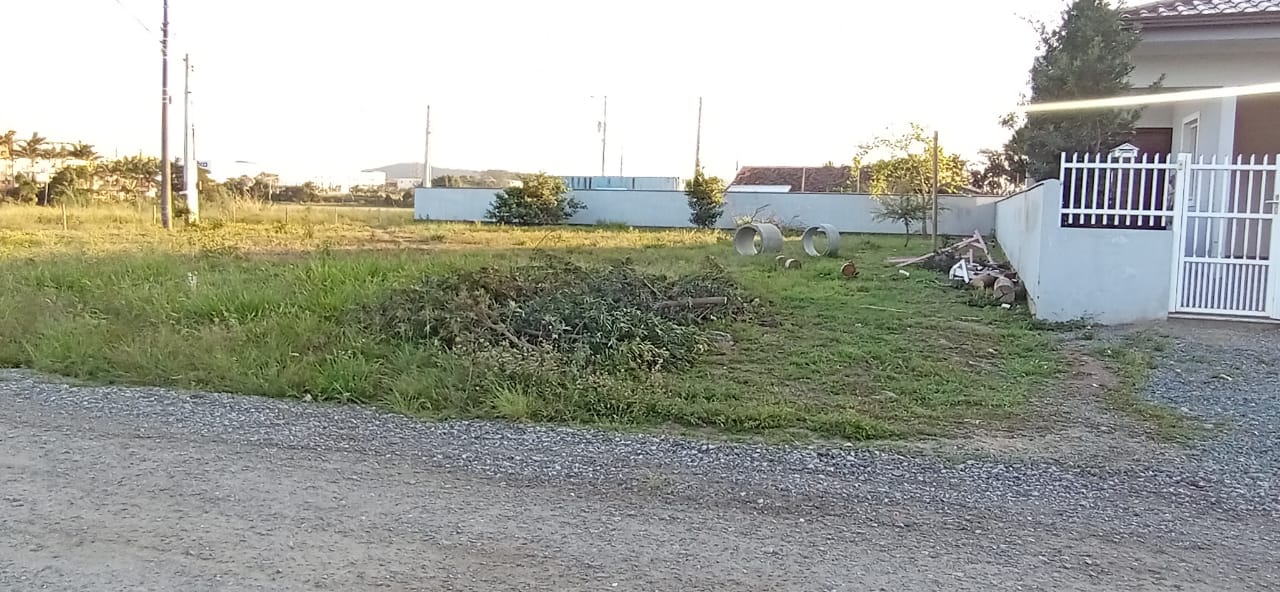 Terreno MURADO próximo ao Museu Oceanográfico e Komprão - Piçarras