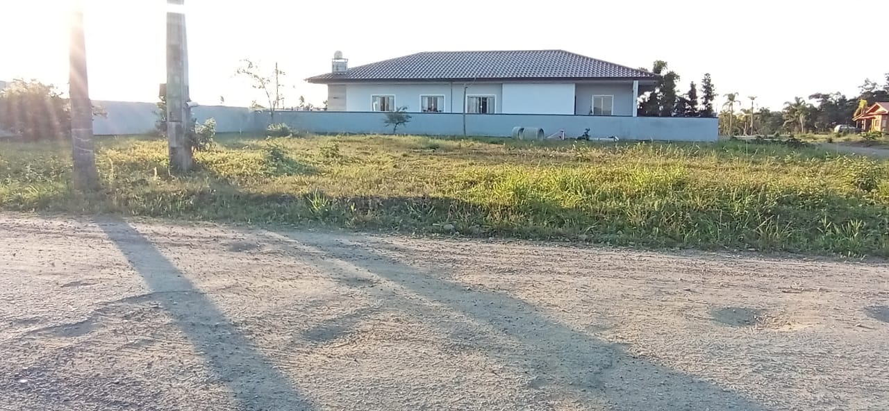 Terreno MURADO próximo ao Museu Oceanográfico e Komprão - Piçarras