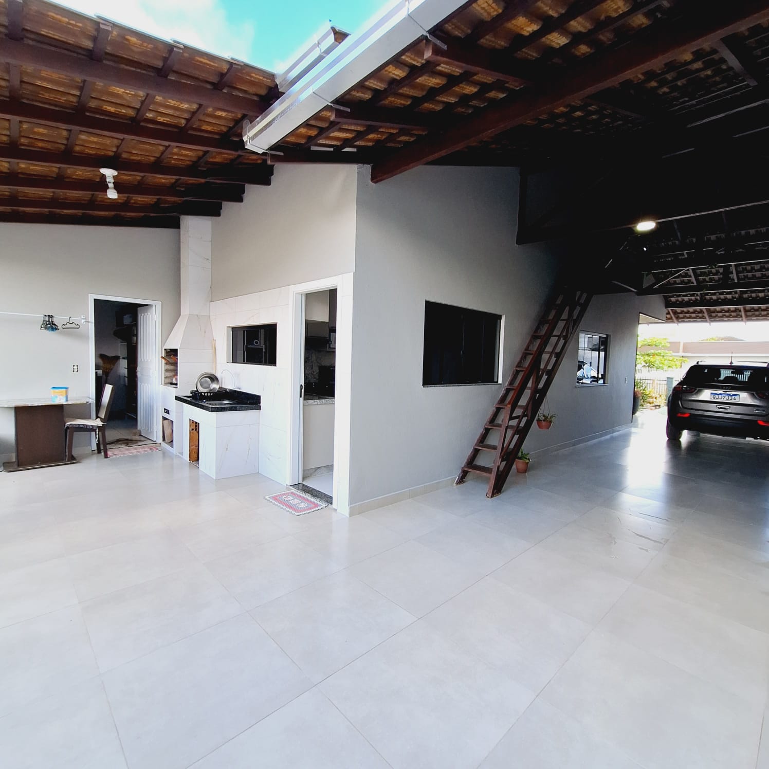Casa TOTALMENTE REFORMADA COM MOBÍLIA a apenas 600 m da PRAIA de ITAJUBA - AVERBADA