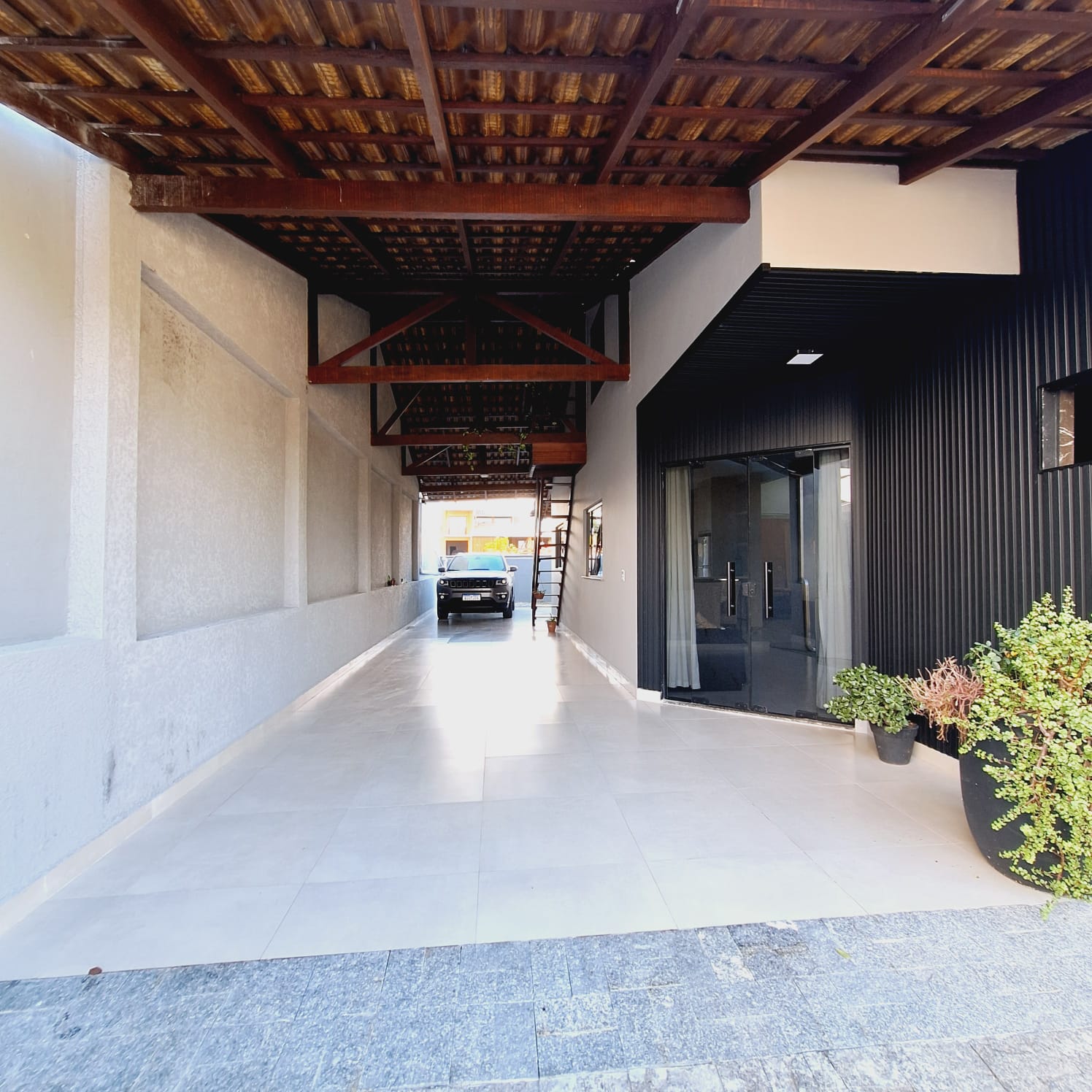 Casa TOTALMENTE REFORMADA COM MOBÍLIA a apenas 600 m da PRAIA de ITAJUBA - AVERBADA
