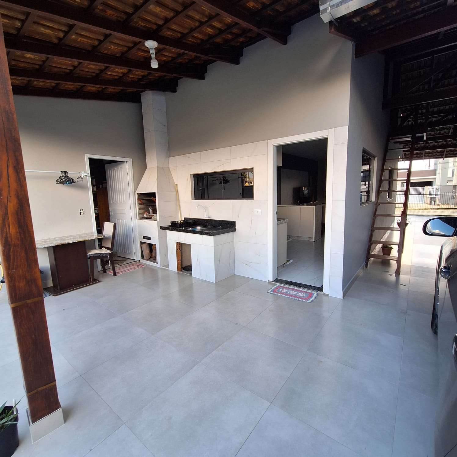 Casa TOTALMENTE REFORMADA COM MOBÍLIA a apenas 600 m da PRAIA de ITAJUBA - AVERBADA