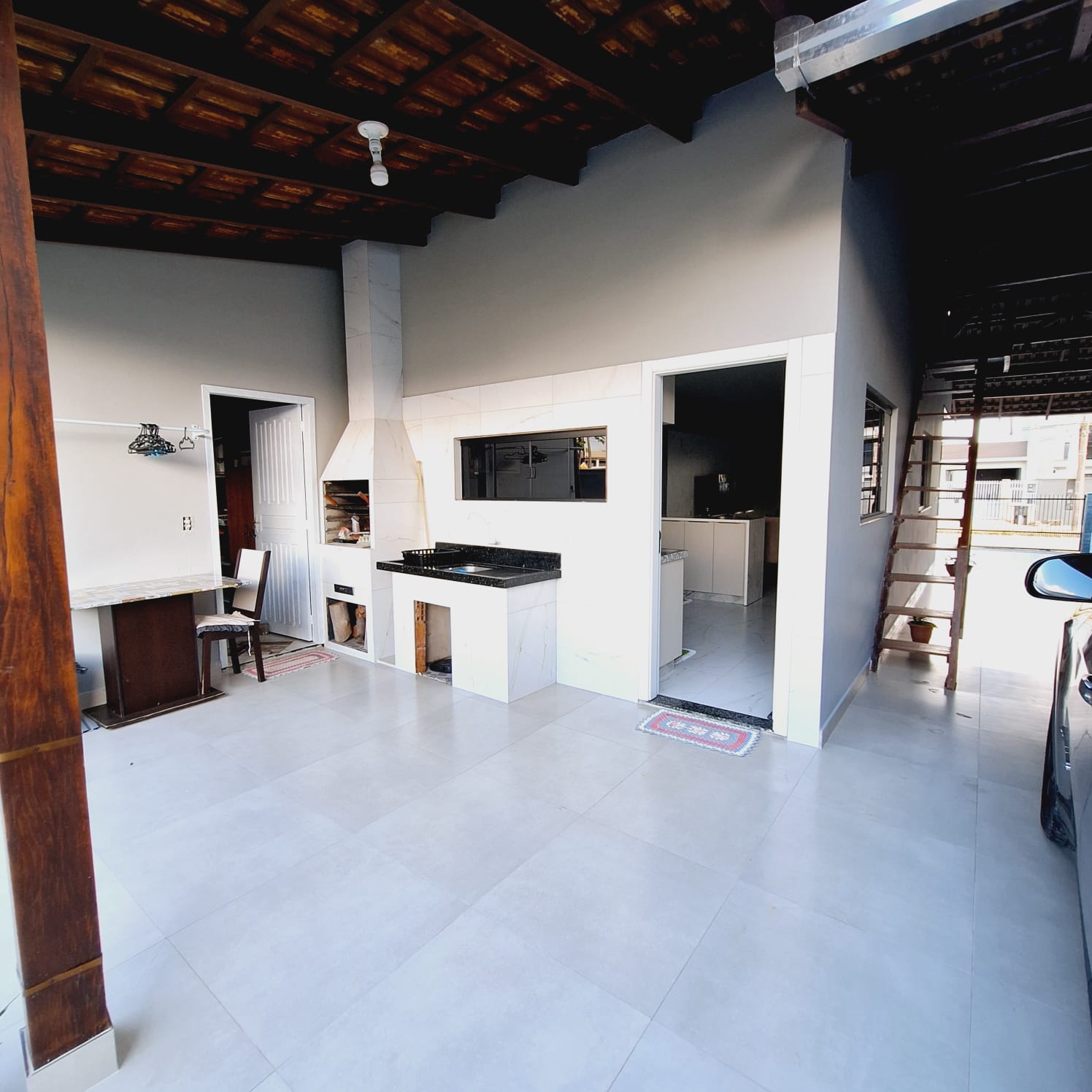 Casa TOTALMENTE REFORMADA COM MOBÍLIA a apenas 600 m da PRAIA de ITAJUBA - AVERBADA
