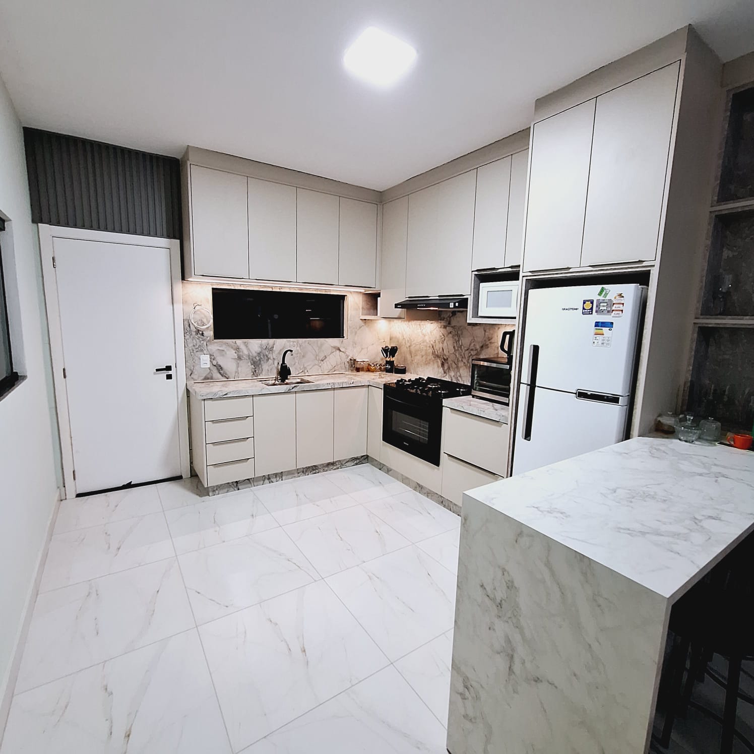 Casa TOTALMENTE REFORMADA COM MOBÍLIA a apenas 600 m da PRAIA de ITAJUBA - AVERBADA