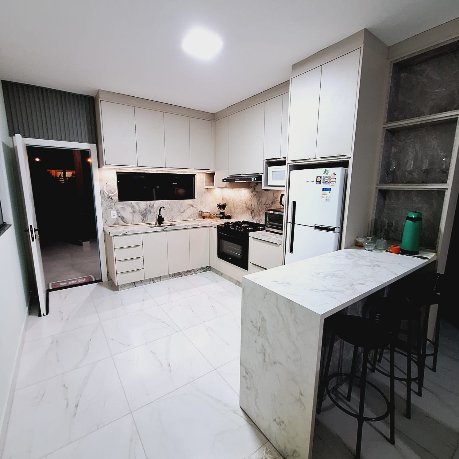 Casa TOTALMENTE REFORMADA COM MOBÍLIA a apenas 600 m da PRAIA de ITAJUBA - AVERBADA