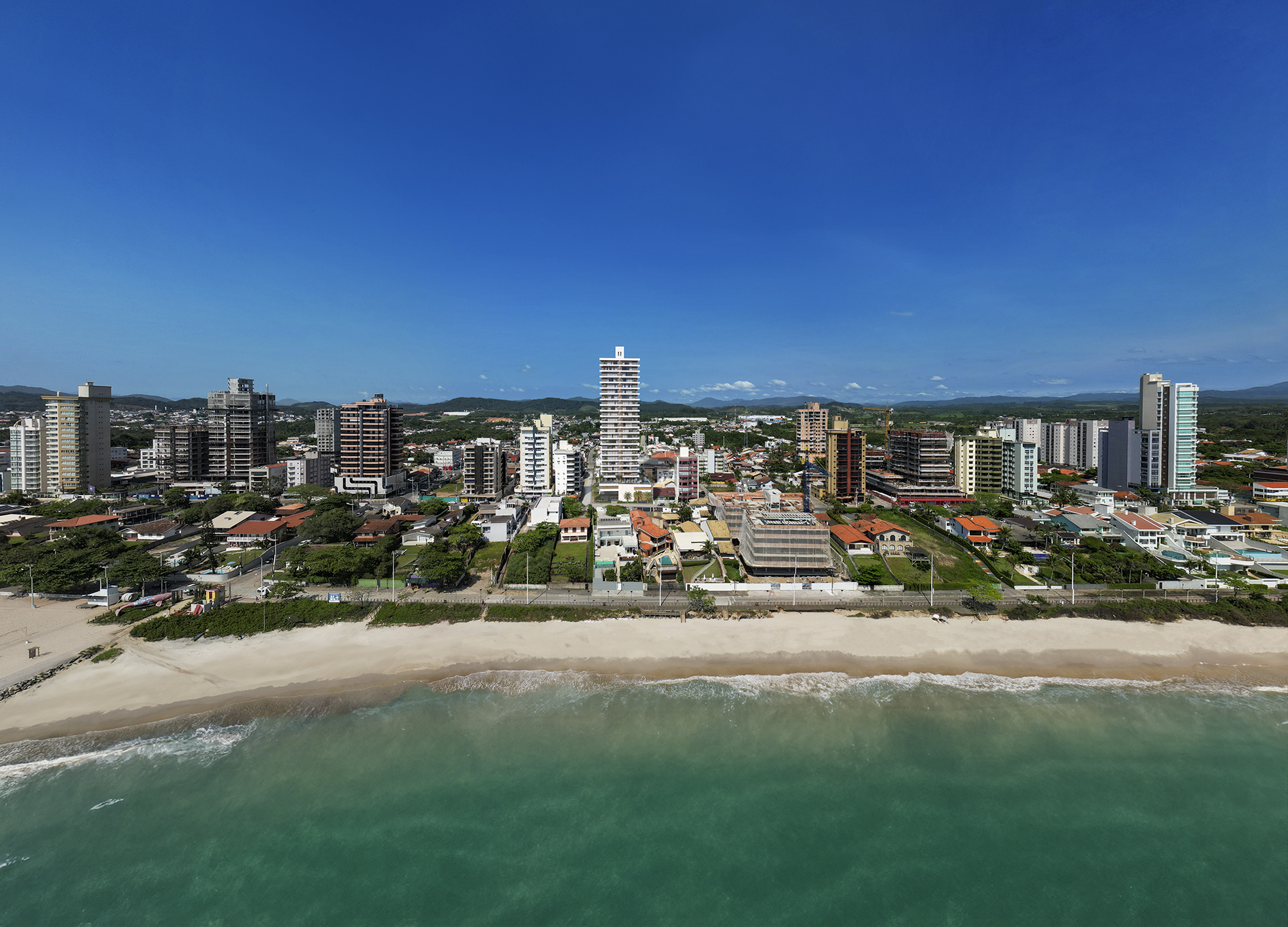 Apartamento FRENTE-MAR no Centro de Piçarras - 100 m da areia!