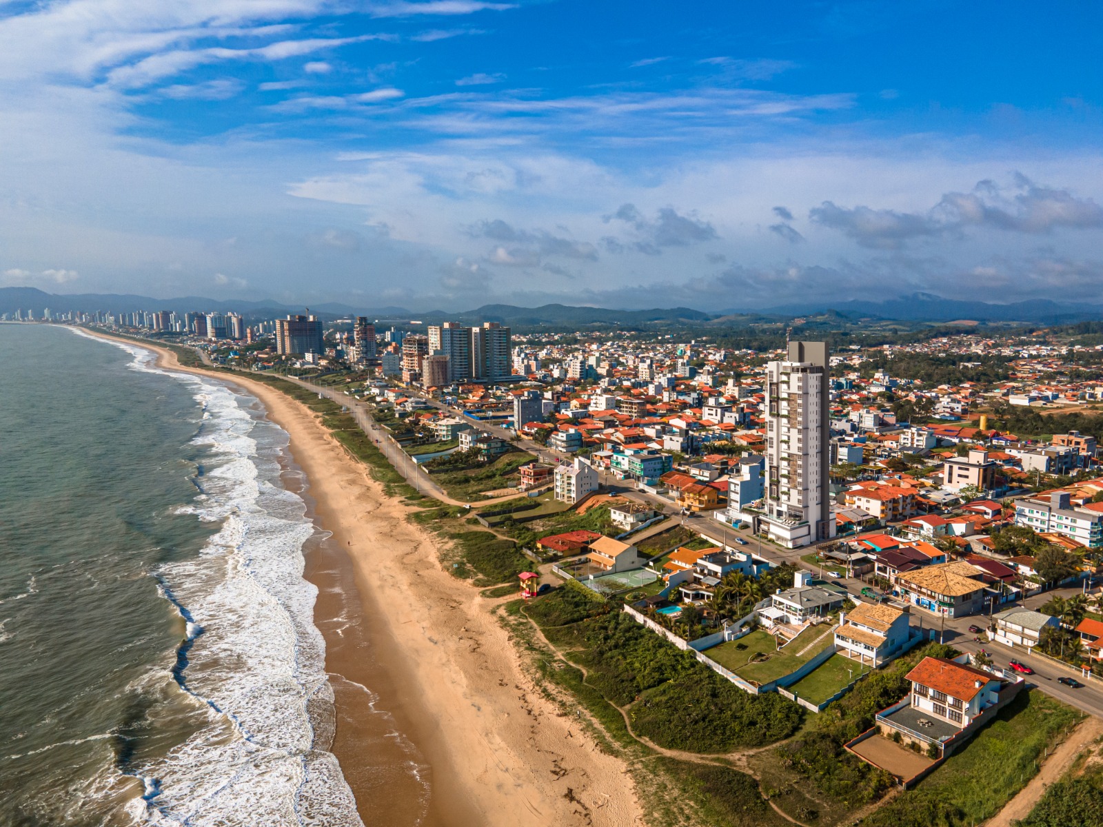 Apartamento com Pé-direito Duplo - Vista-mar permanente em Itajuba