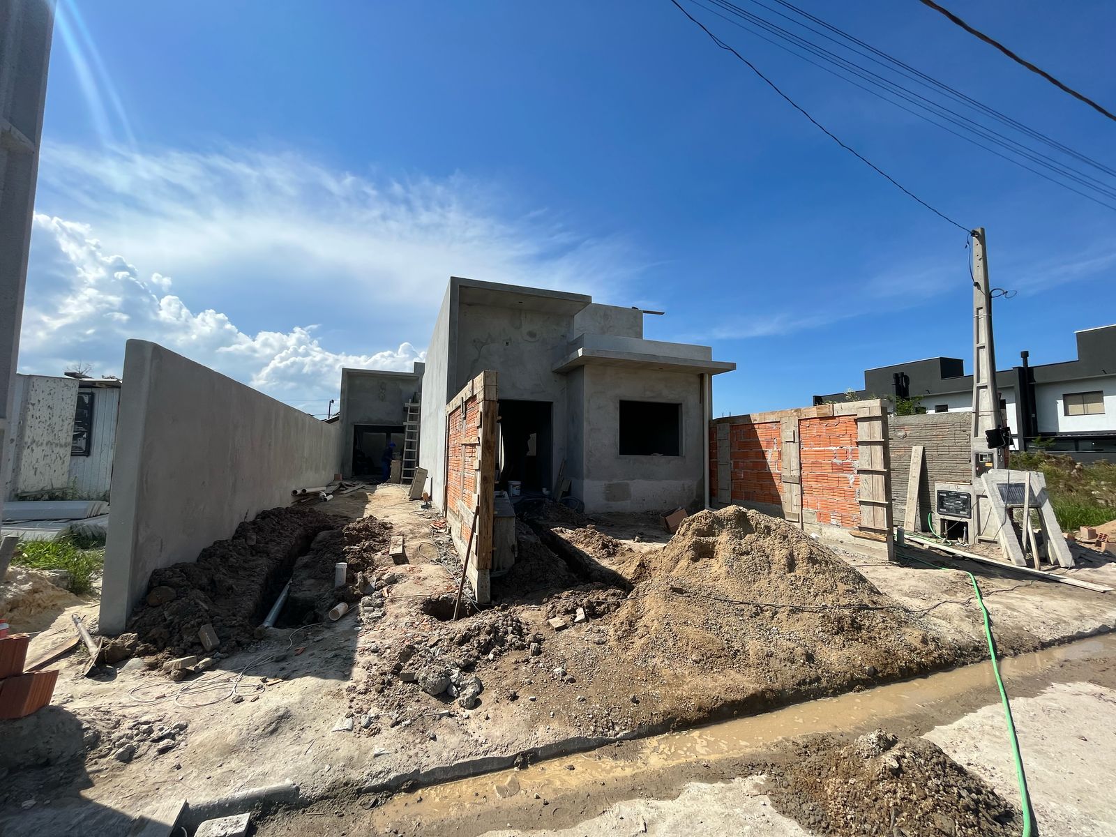 Casa geminada em Itajuba - Pé-direito DUPLO no living!
