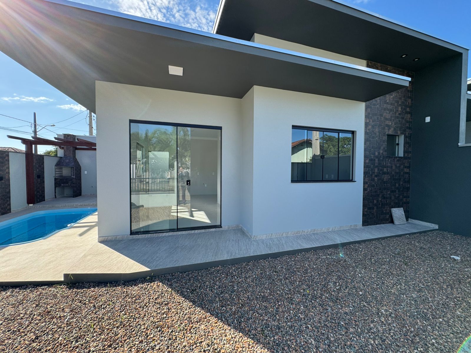 Casa nova, de esquina e com piscina prontinha para morar em Itajuba