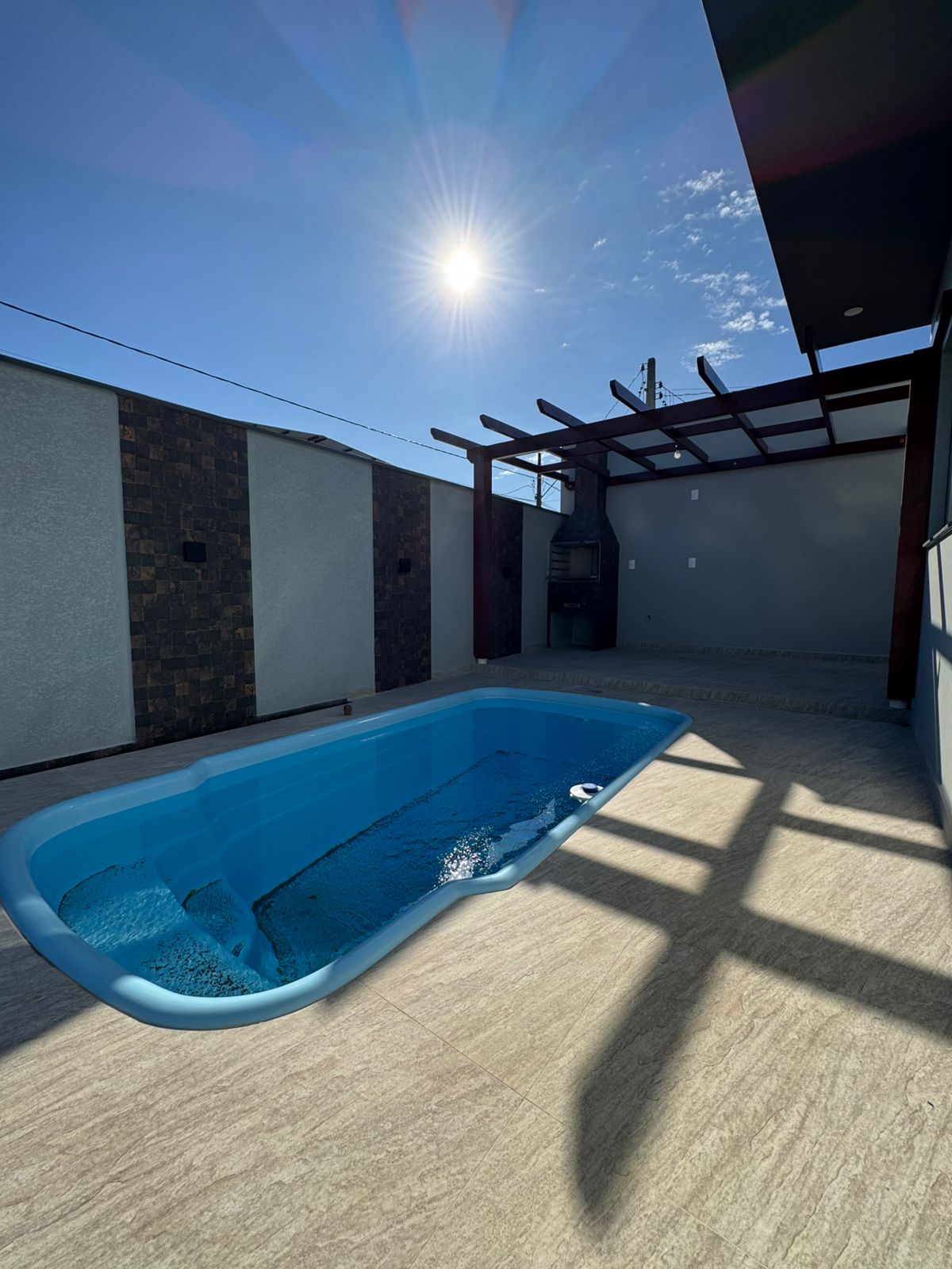 Casa nova, de esquina e com piscina prontinha para morar em Itajuba