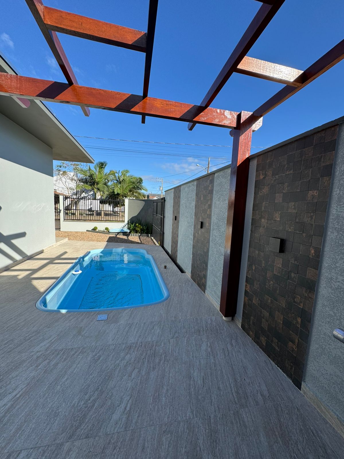 Casa nova, de esquina e com piscina prontinha para morar em Itajuba