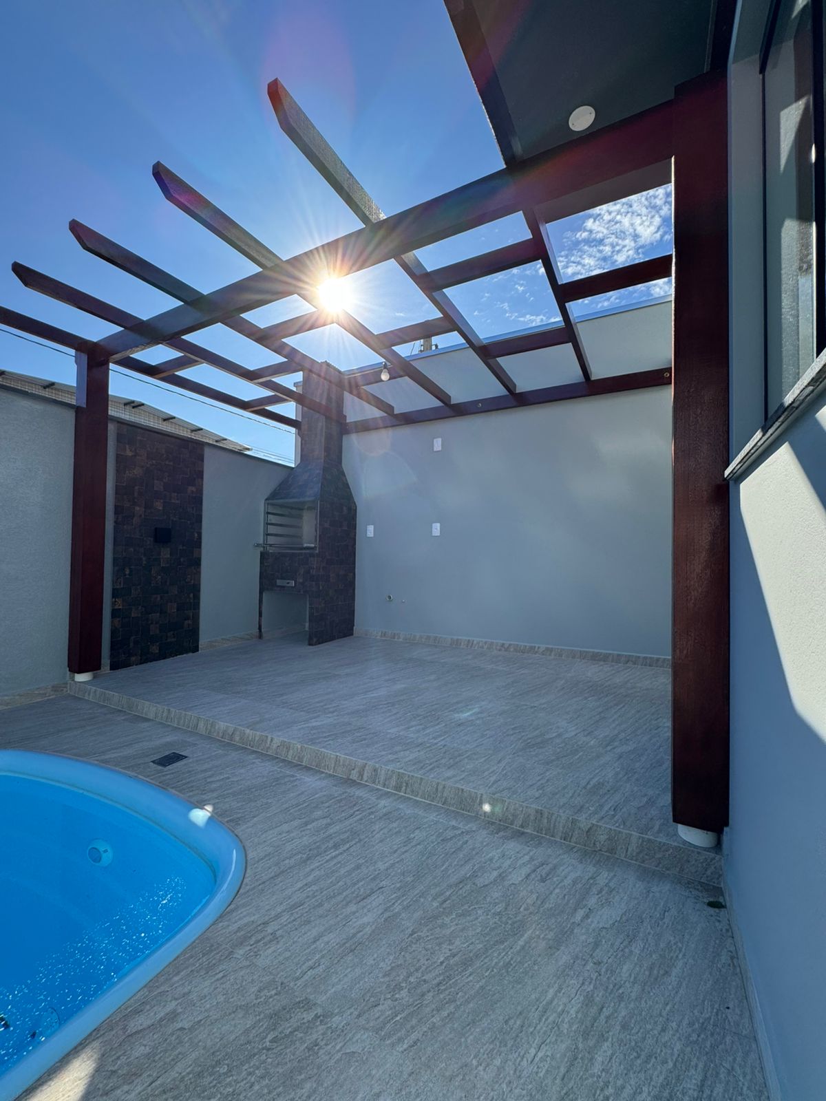 Casa nova, de esquina e com piscina prontinha para morar em Itajuba