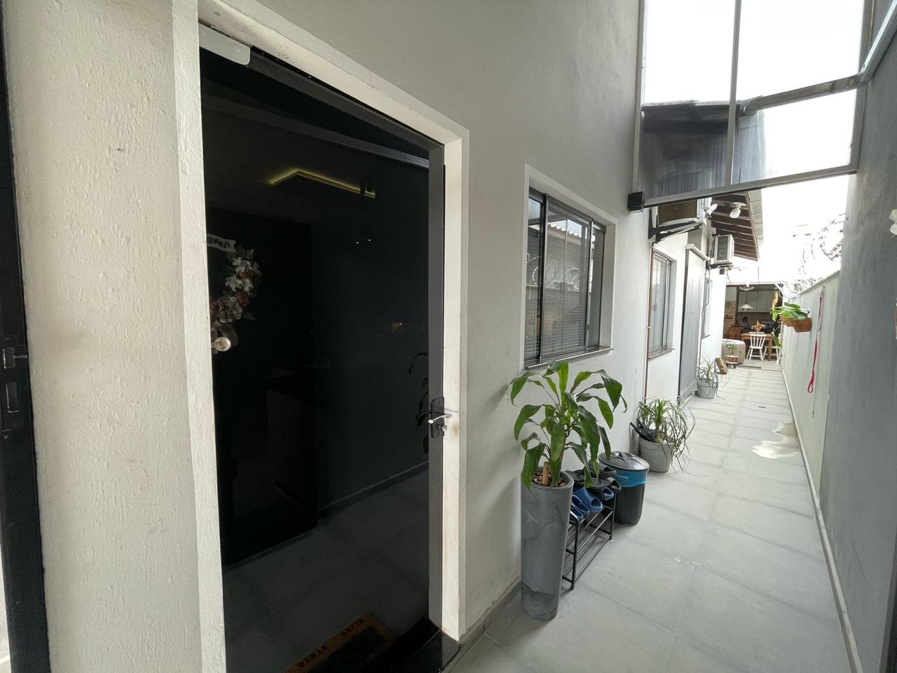 Casa geminada em Itajuba com Edícula - Oportunidade