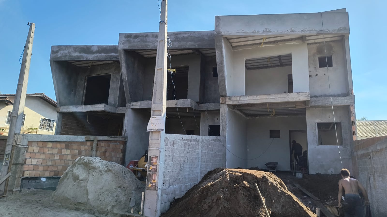 Sobrado com 2 Suítes no Centro de Balneário Piçarras a 600m do mar