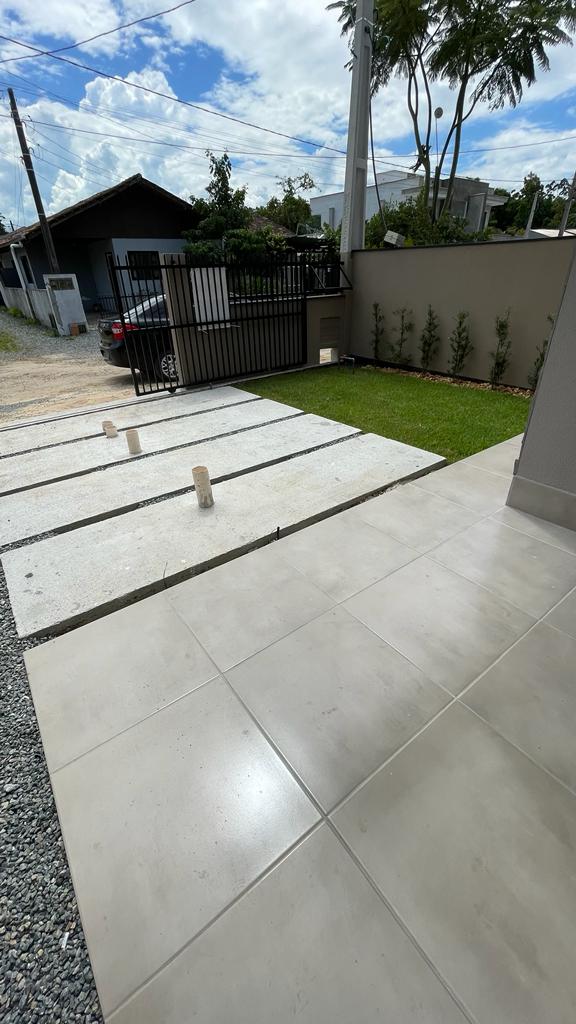Casa Nova com Design Moderno, próximo ao Centro de Barra Velha!