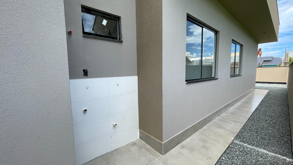 Casa Nova com Design Moderno, próximo ao Centro de Barra Velha!