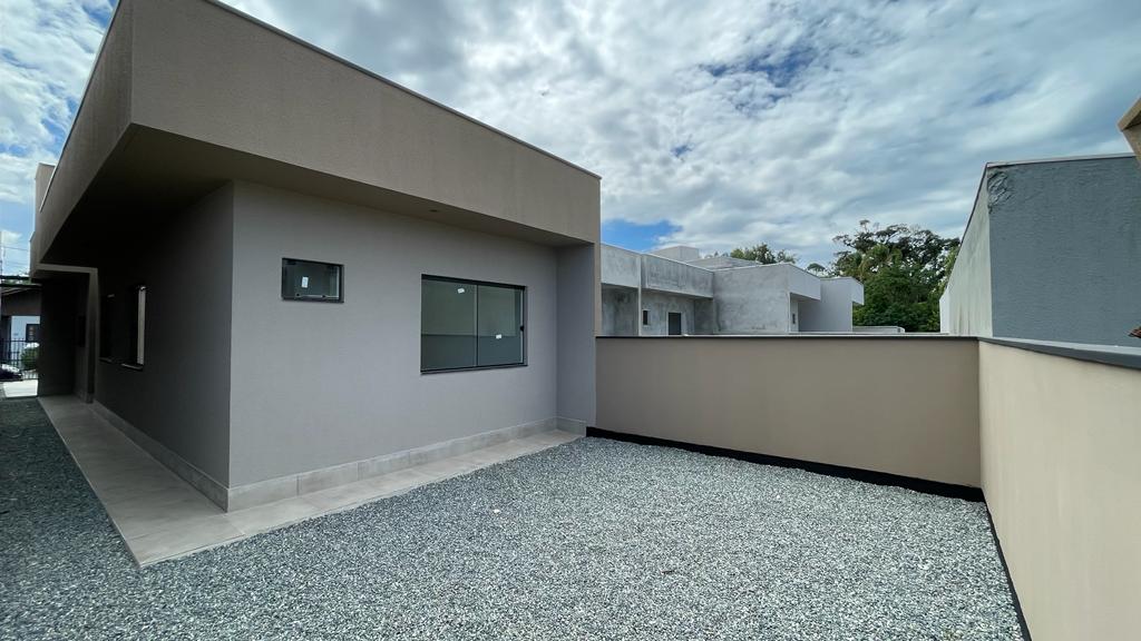 Casa Nova com Design Moderno, próximo ao Centro de Barra Velha!