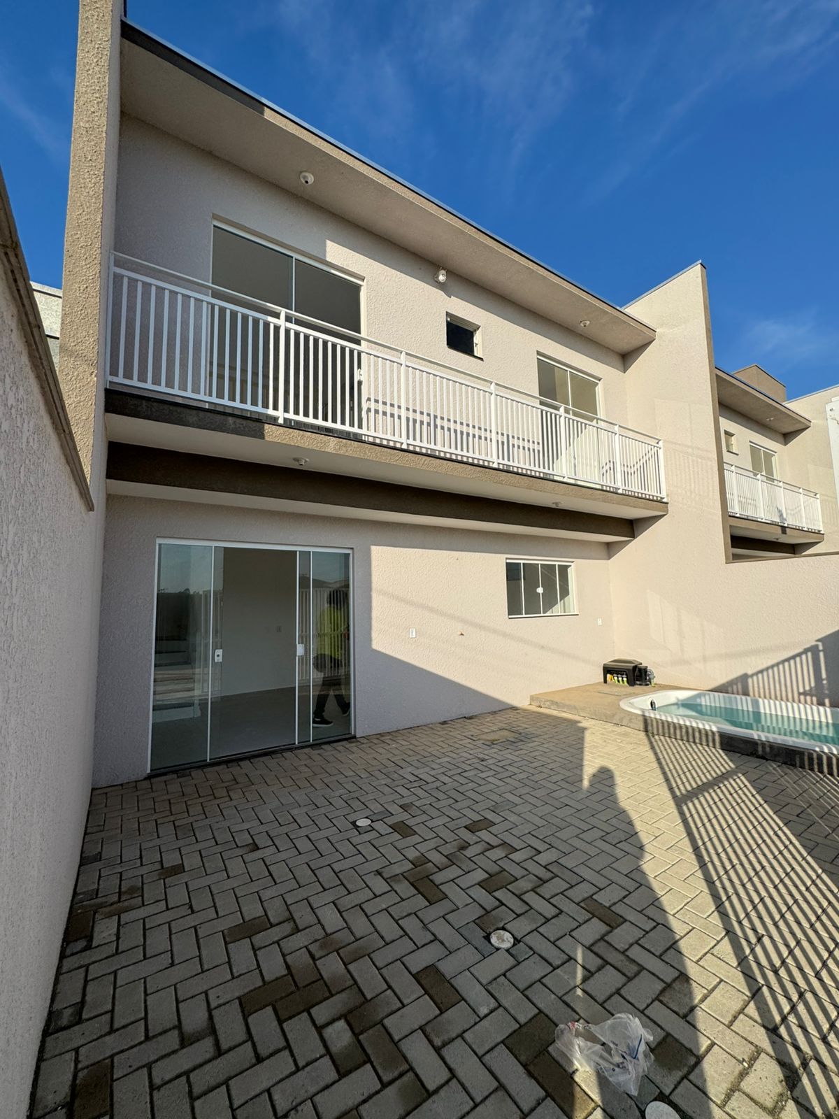 Sobrado NOVO com 02 suítes e piscina em Itajuba - EXCELENTE OPORTUNIDADE!