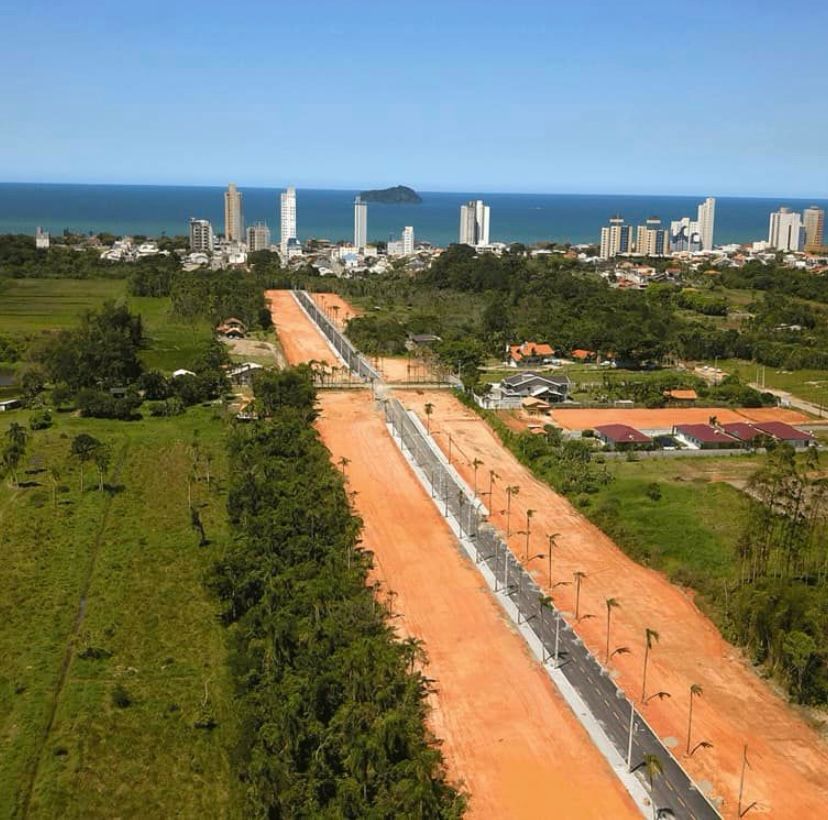 Terreno com 360m2 próximo ao Museu Oceanográfico e Komprão em Piçarras