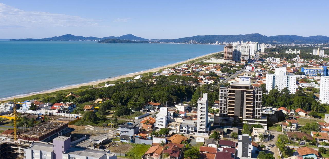 Apartamento com localização privilegiada no Centro de Piçarras a 200m do Mar