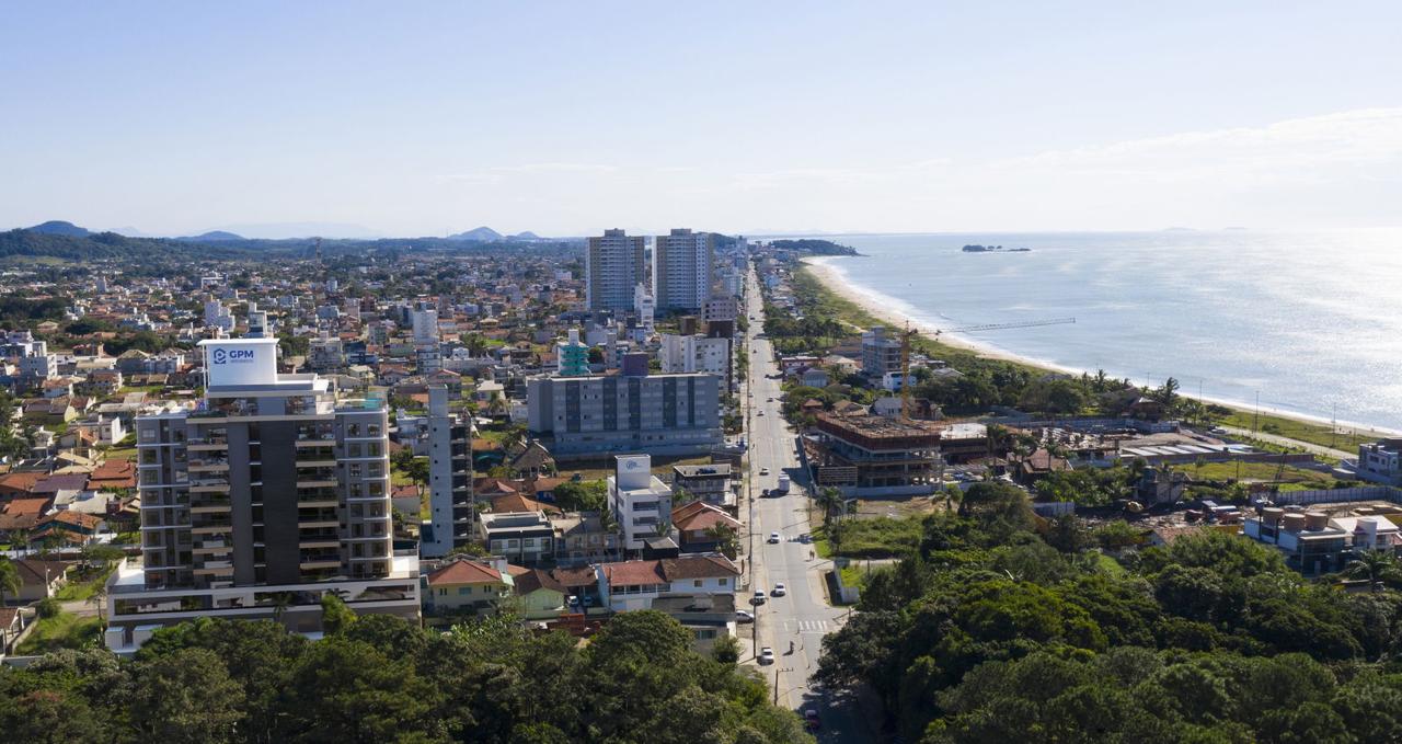 Apartamento com localização privilegiada no Centro de Piçarras a 200m do Mar