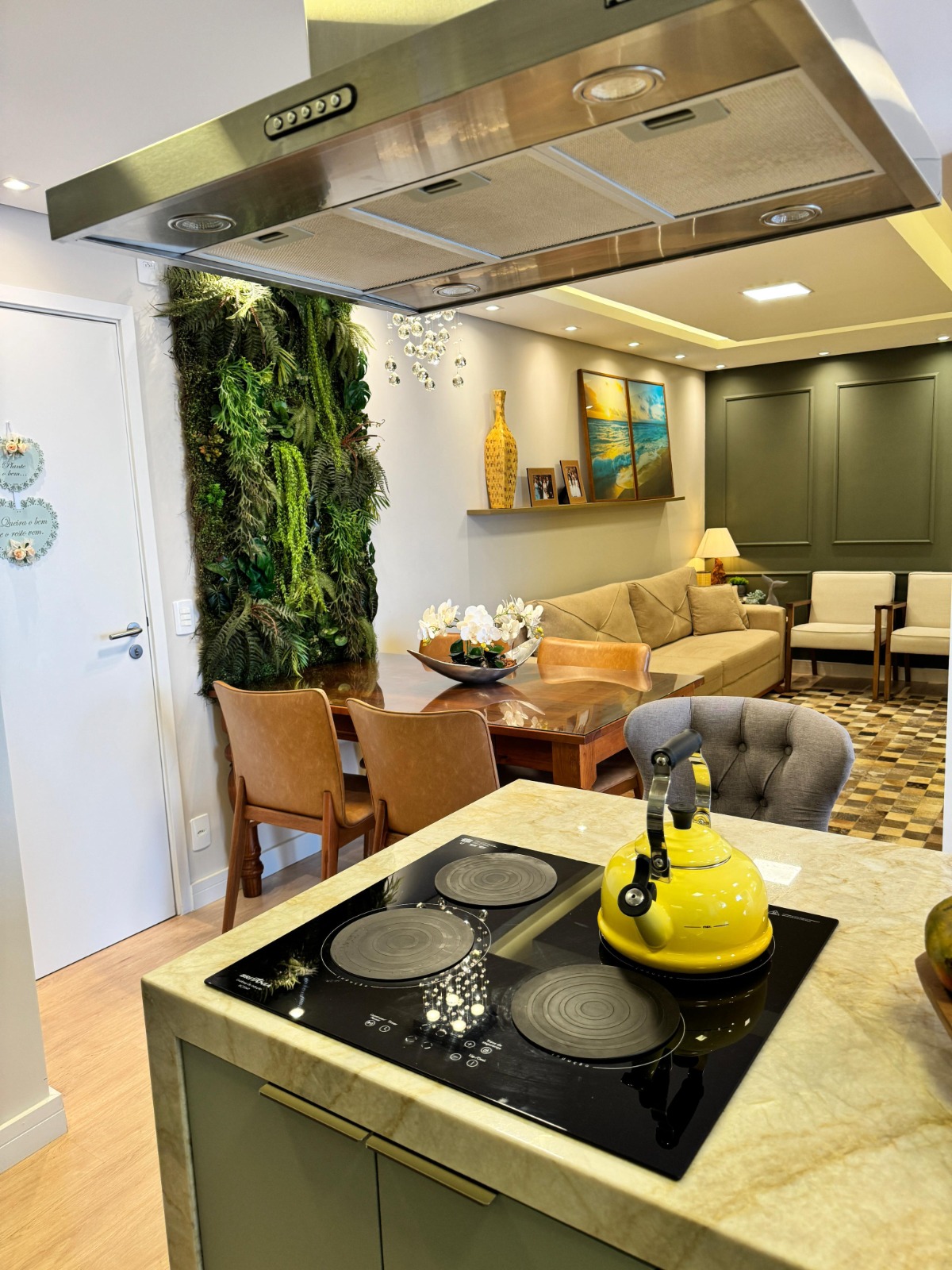 Apartamento finamente mobiliado no centro de Piçarras - 200 M DO MAR
