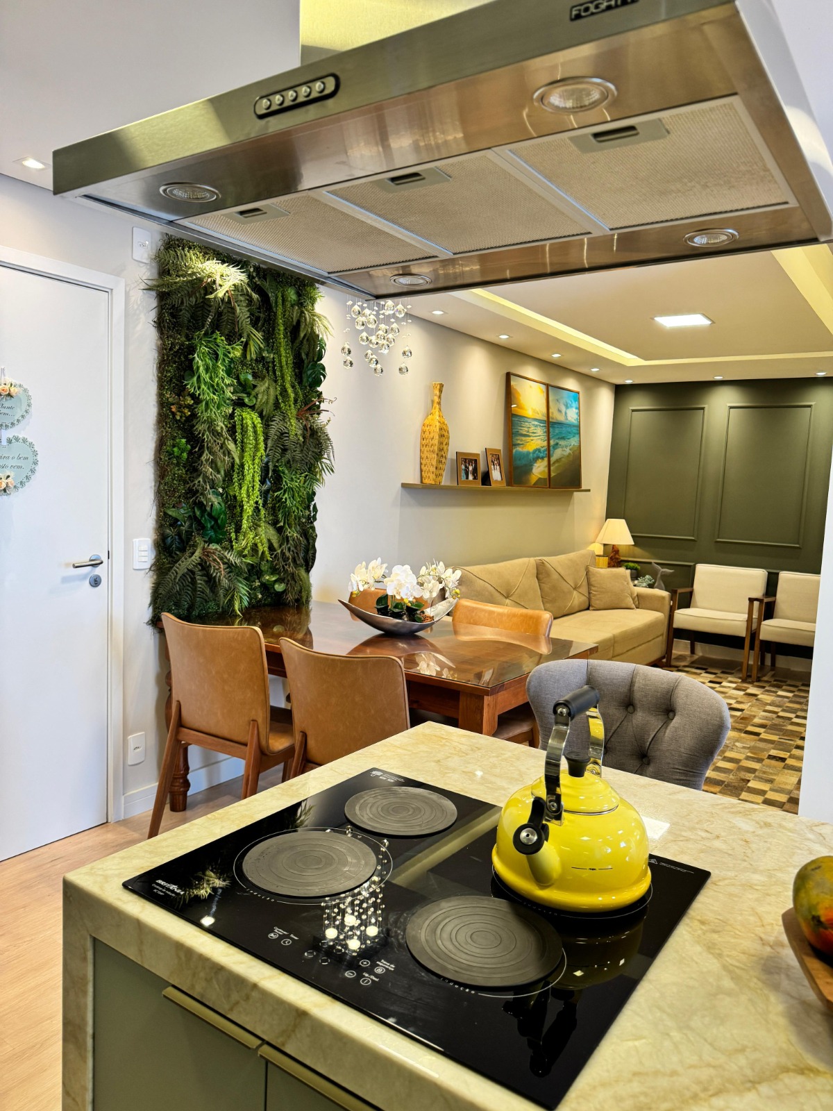 Apartamento finamente mobiliado no centro de Piçarras - 200 M DO MAR