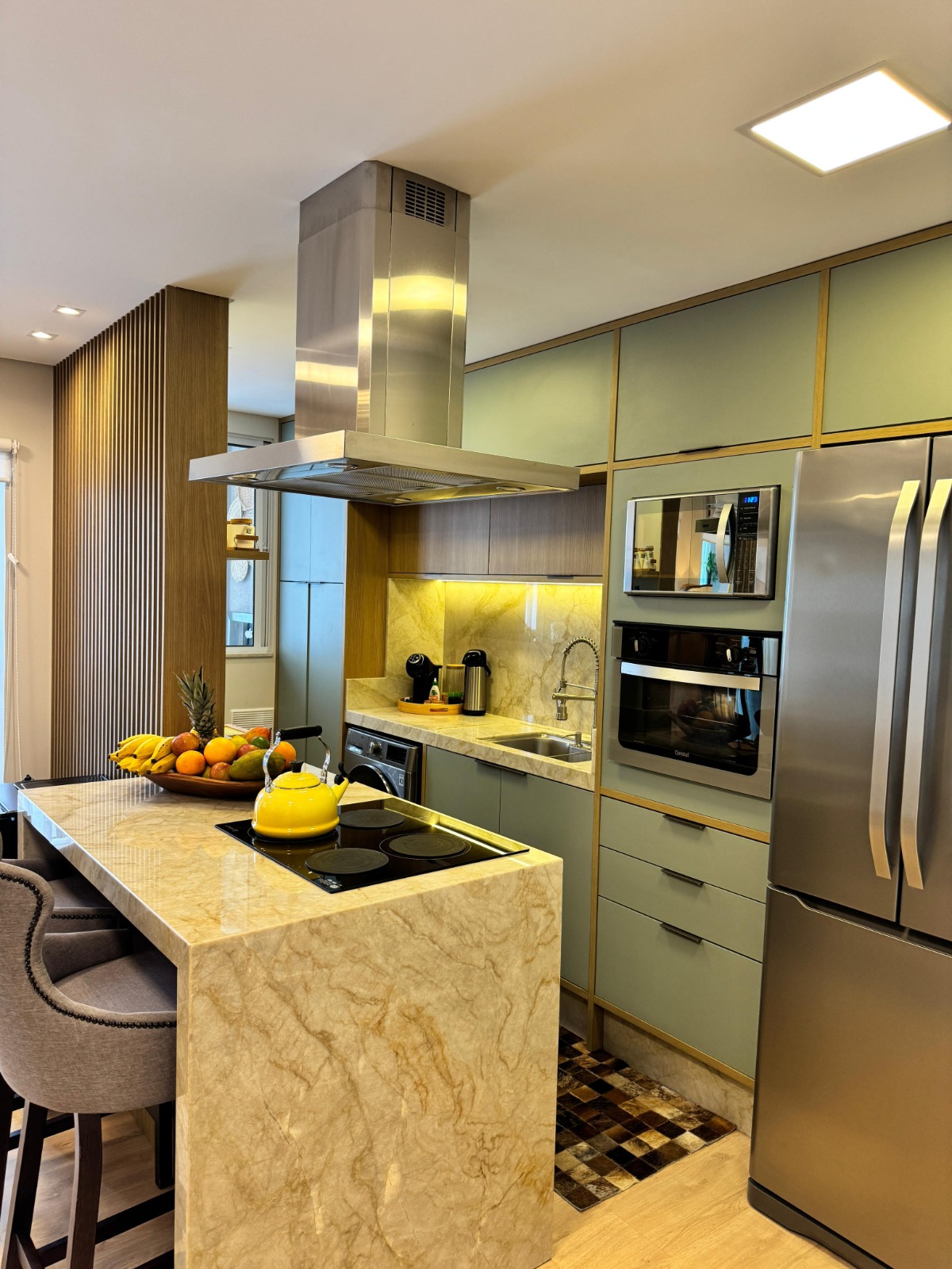 Apartamento finamente mobiliado no centro de Piçarras - 200 M DO MAR