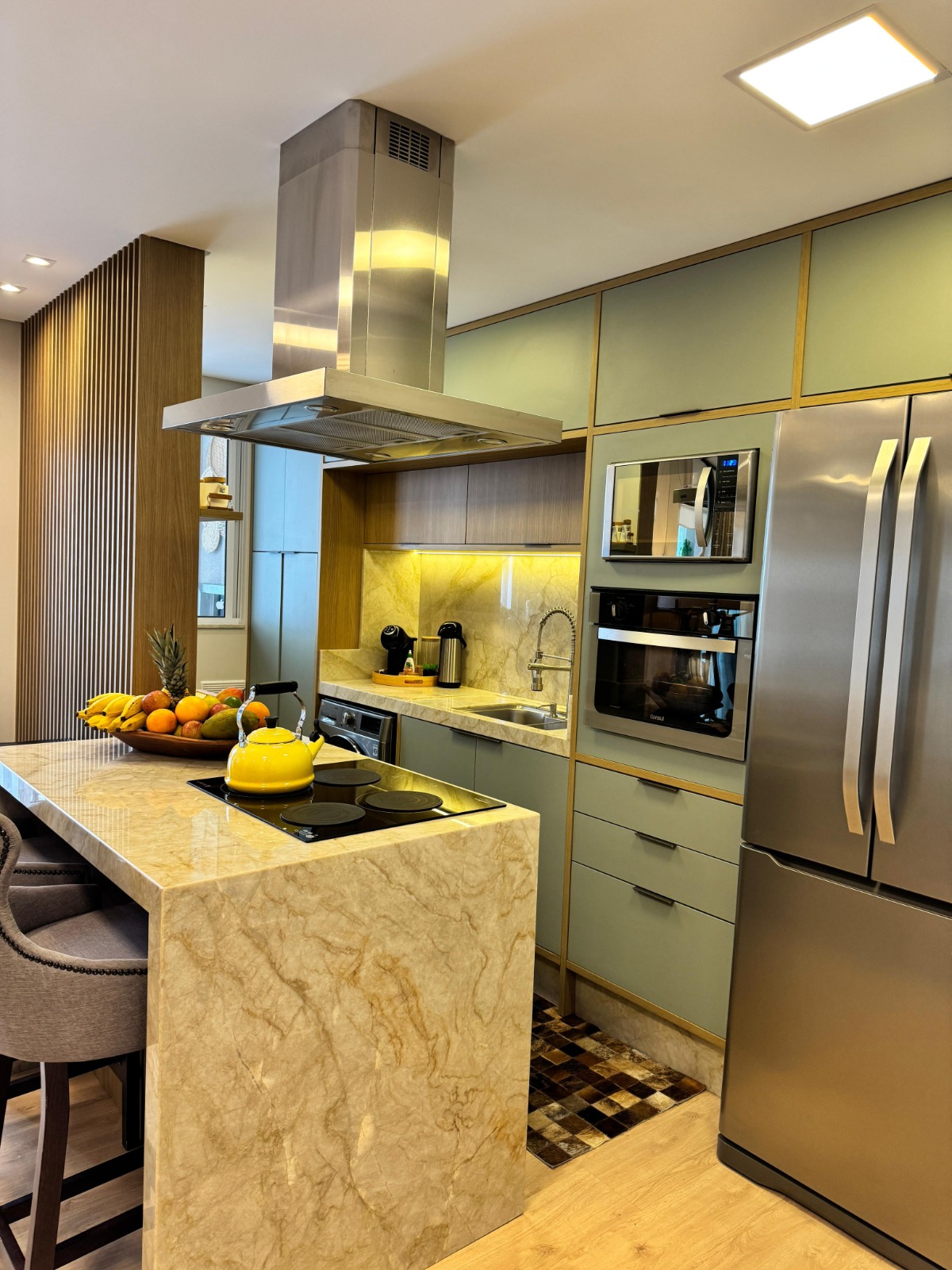 Apartamento finamente mobiliado no centro de Piçarras - 200 M DO MAR