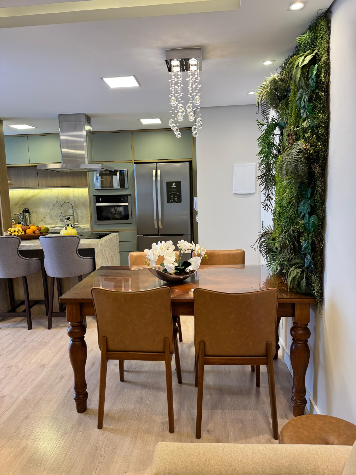 Apartamento finamente mobiliado no centro de Piçarras - 200 M DO MAR