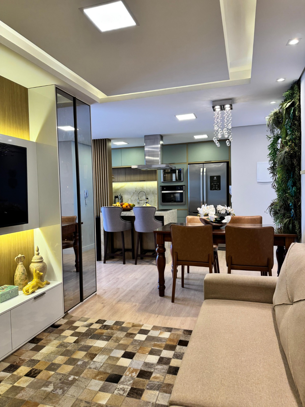 Apartamento finamente mobiliado no centro de Piçarras - 200 M DO MAR