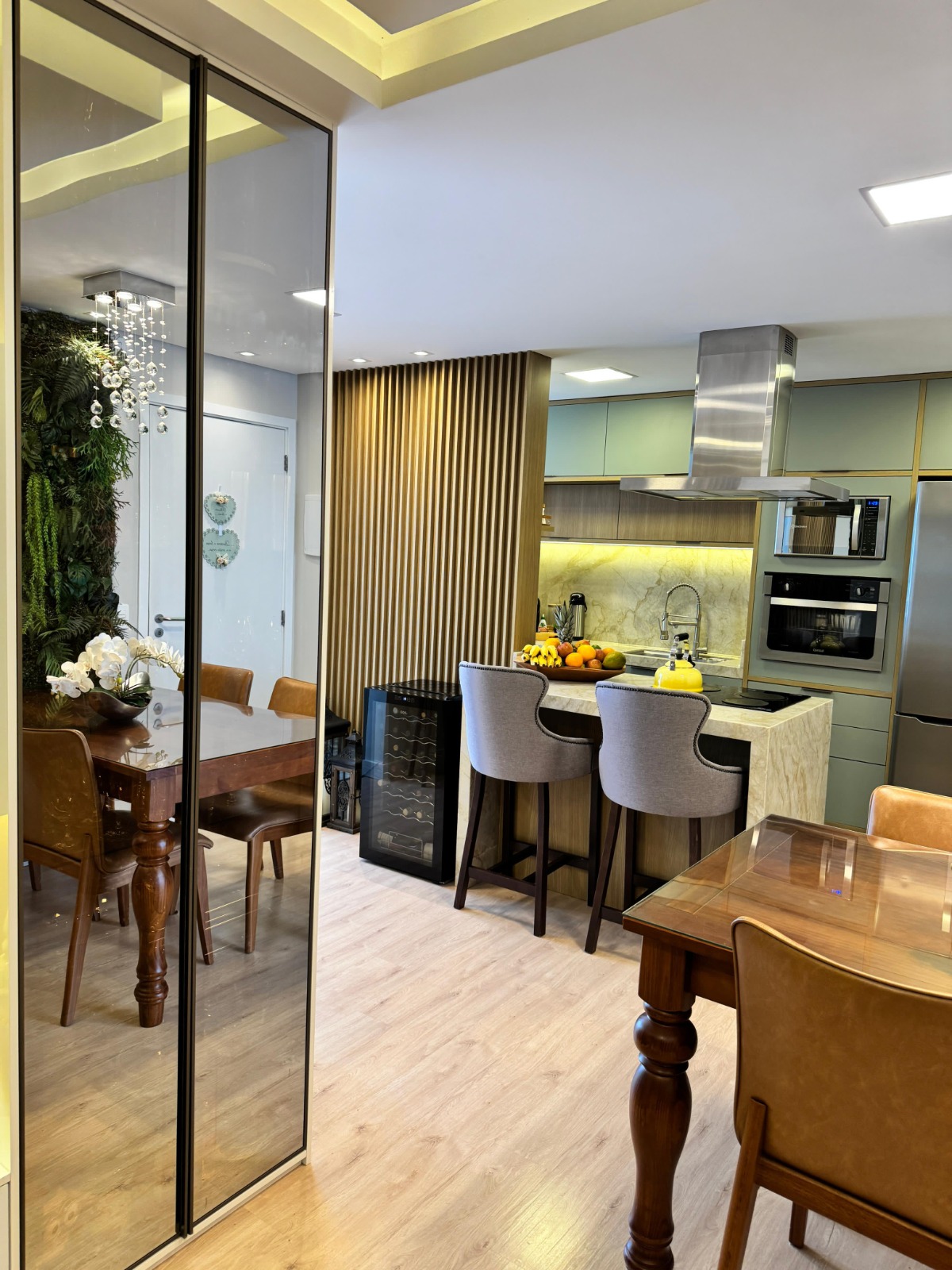 Apartamento finamente mobiliado no centro de Piçarras - 200 M DO MAR
