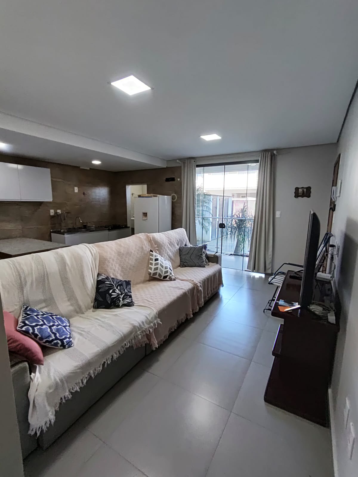 Apartamento mobiliado a 400 metros da praia do Cerro para locação!!