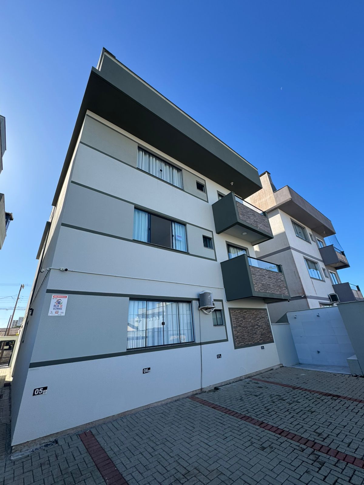Apartamento mobiliado e decorado a 550m da Praia do Cerro para Locação