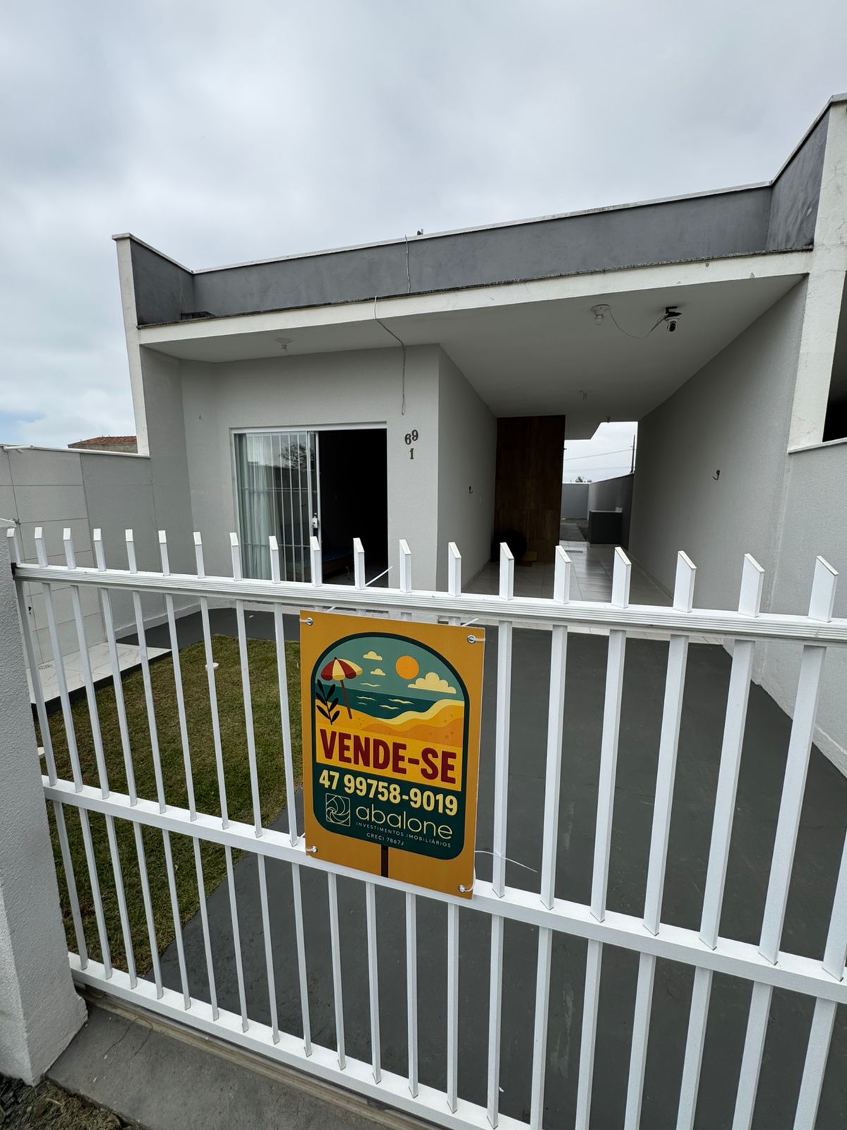 Casa geminada com amplo terreno em Itajuba