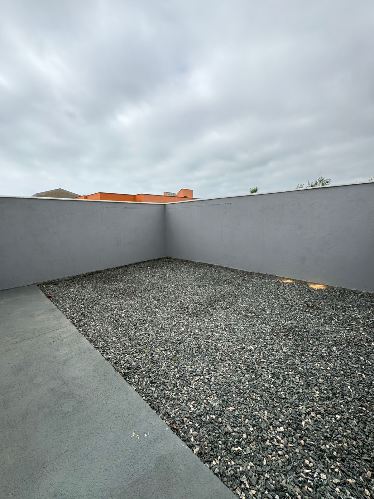 Casa geminada com amplo terreno em Itajuba