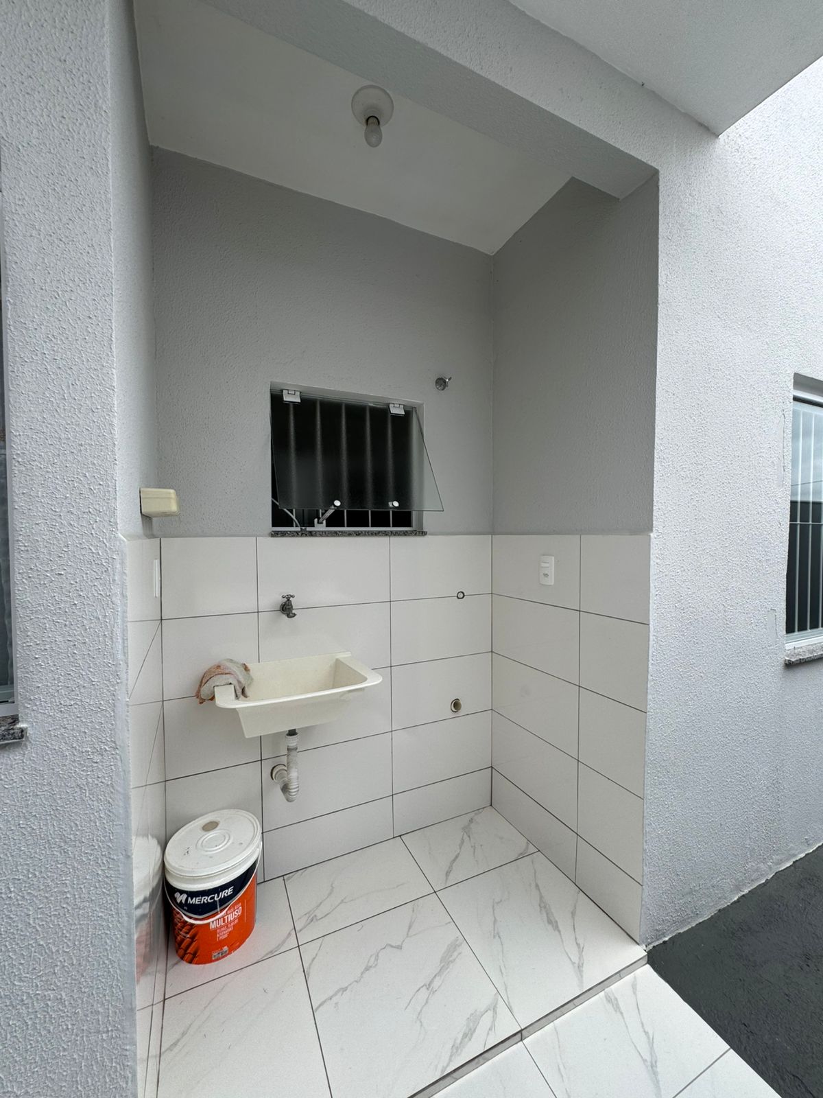 Casa geminada com amplo terreno em Itajuba
