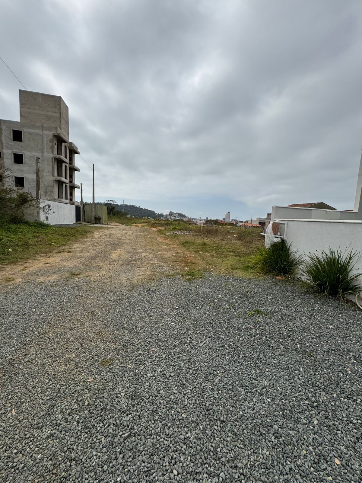 Casa geminada com amplo terreno em Itajuba