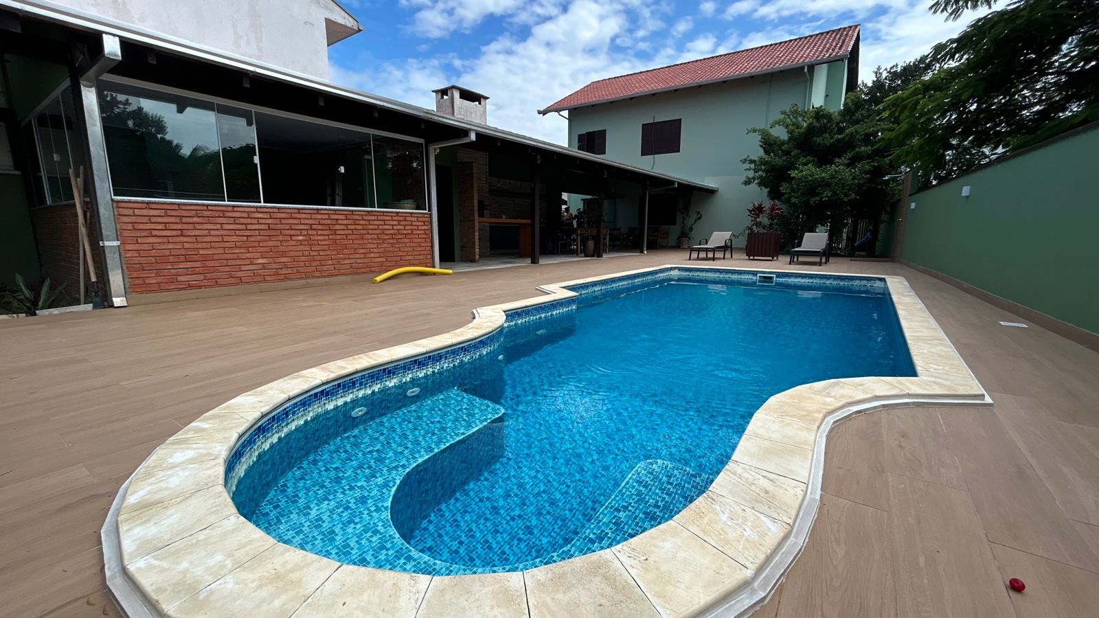 Sobrado com piscina e ampla área de lazer no Centro - Barra Velha