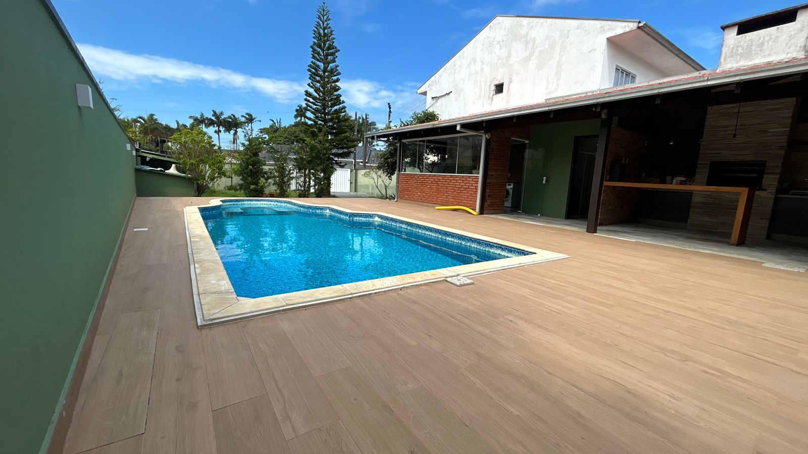 Sobrado com piscina e ampla área de lazer no Centro - Barra Velha