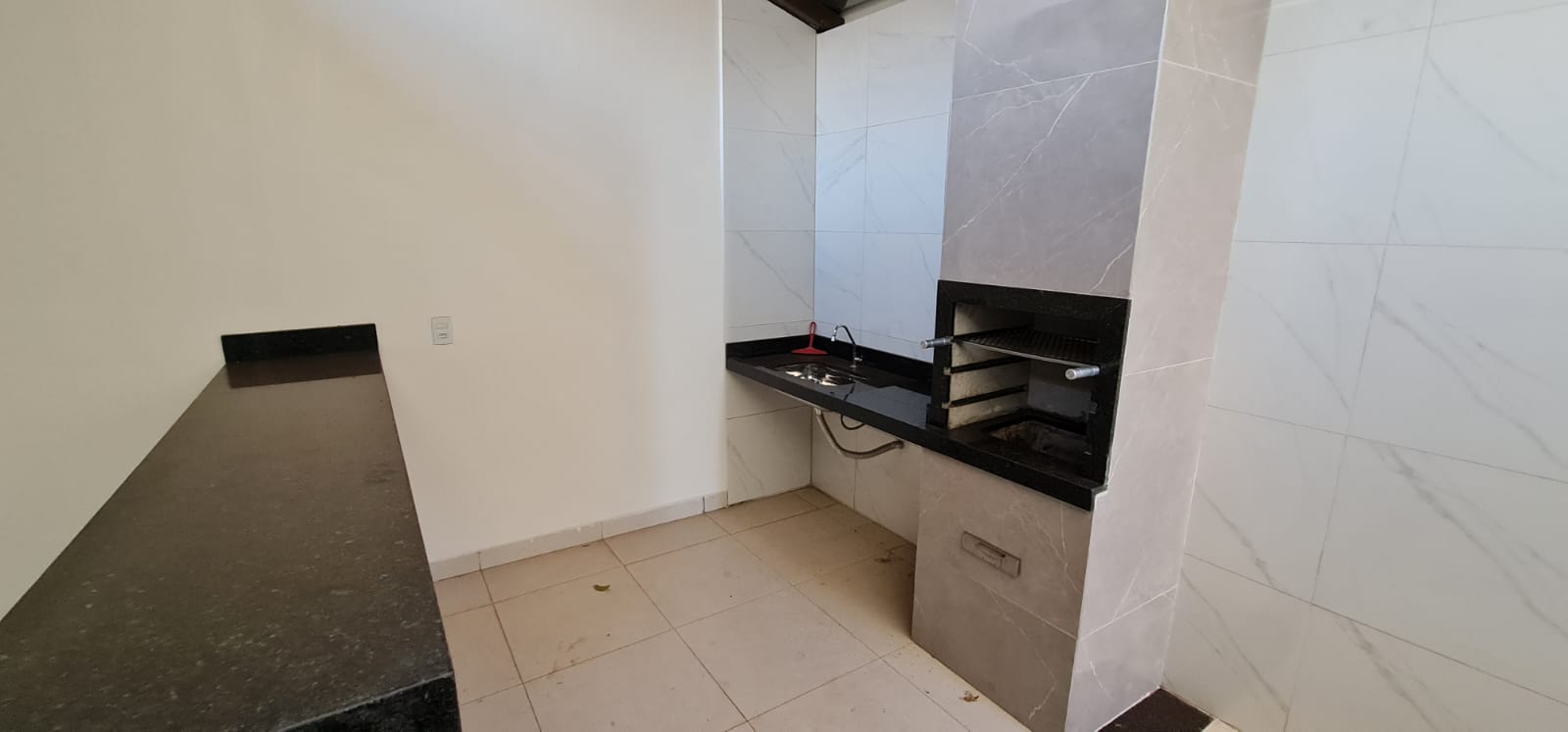 PORCELANATO, ARMÁRIOS E A SUA CHURRASQUEIRA